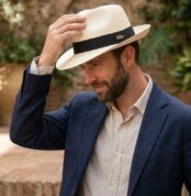 Homme_porte_chapeau_enlever_autre_202605061453 (1)